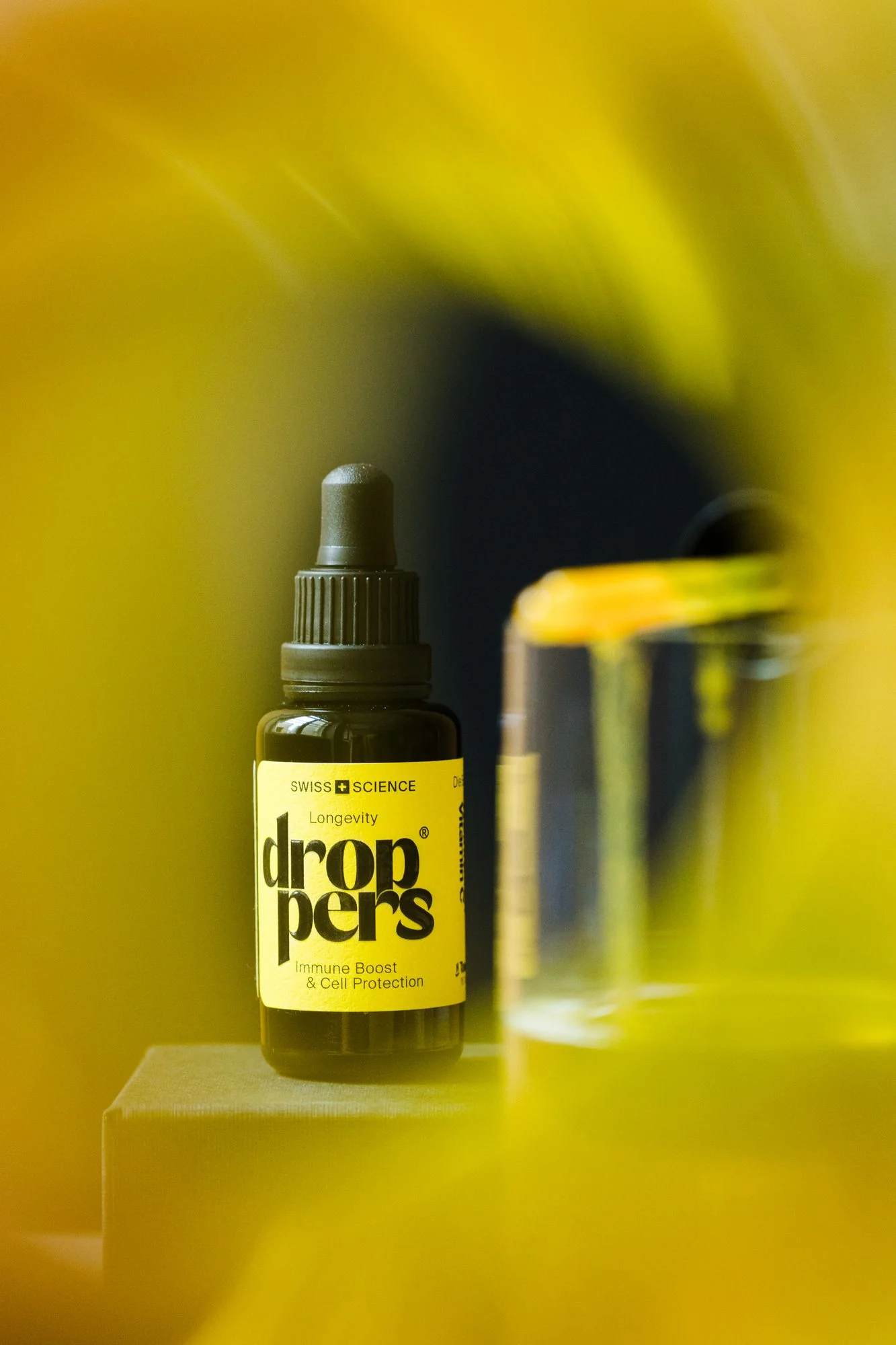droppers-Flasche mit gelbem Etikett im warmen Licht